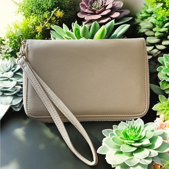 LOST + WANDER Travel Wristlet Organizer - NEW - Picture 1 of 8